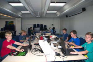 Der bliver kodet, spillet og leget ved maskinerne til Coding Pirates Hackathon i Tårnby Hovedbibliotek
