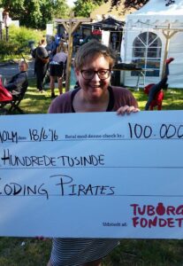 Lis Zacho modtager prisen på 100.000 kr. til Coding Pirates Af Tuborgfondet - Foto Lis Zacho